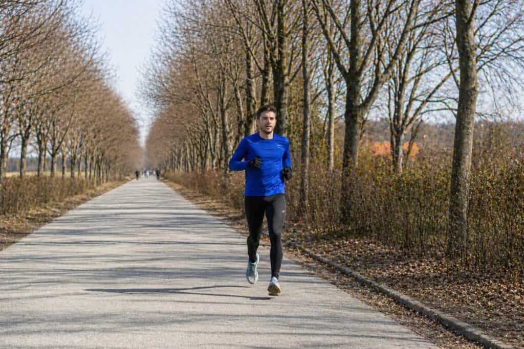 Läufer:in im Bergtraining zur UTMB-Vorbereitung
